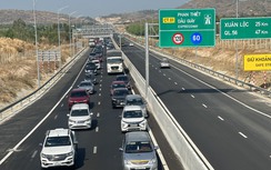 CSGT đóng nút giao cao tốc tránh quá tải, ô tô theo quốc lộ 1 về TP.HCM