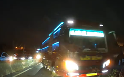 Xe khách, ô tô nối đuôi nhau phóng ngược chiều, đối đầu trực diện xe đi đúng luật