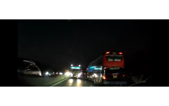 Sợ đón khách muộn vì tắc đường, tài xế xe khách liều lĩnh đi ngược chiều trên QL1