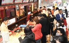 Người dân đổ xô mua vàng trước ngày vía Thần Tài