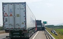 Ba ô tô tông nhau trên cao tốc Cam Lộ - La Sơn, xe con văng xuống vệ đường, một người chết