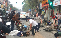 Taxi đâm loạt xe máy dừng chờ đèn đỏ ở Huế có còn hạn kiểm định?