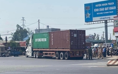 Va chạm với xe đầu kéo, một bé gái tử vong tại chỗ