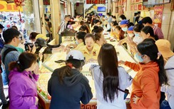Cửa hàng vàng ở TP.HCM đông đúc từ sáng sớm ngày vía Thần Tài
