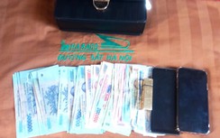 Khách bất ngờ nhận lại cả ví tiền, điện thoại bỏ quên trên tàu