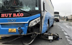 Bản tin TNGT 2/2: Bị xe khách tông, 2 vợ chồng già đi xe máy tử vong thương tâm
