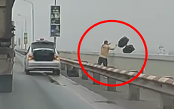 Taxi dừng trên cầu, ném nhiều túi lạ màu đen xuống sông