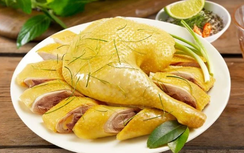 Luộc gà bằng nước sôi hay nước lã mới đúng, cách này gà không bị nát, ngọt thịt