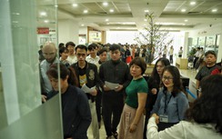 Người dân xếp hàng dài chờ cấp đổi GPLX ở Hà Nội