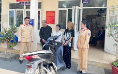 Xe máy kẹp ba, đánh võng trên quốc lộ 6 quay đầu bỏ chạy khi gặp CSGT