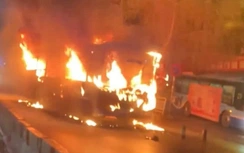 Xe buýt đang chạy bỗng cháy ngùn ngụt trên đường phố Hà Nội