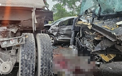 Bản tin TNGT 23/2: Xe con bẹp dúm sau tai nạn liên hoàn  trên QL1