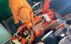 Khẩn cứu thuyền viên tàu cá suy hô hấp nặng, nguy kịch trên biển