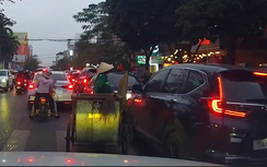 Tài xế bị chỉ trích vì tranh giành đường với người đẩy xe gom rác