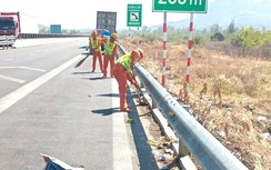 Công nhân tuần đường đội nắng dọn rác trên cao tốc Vĩnh Hảo - Phan Thiết