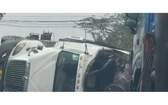 Ô tô đầu kéo chở gỗ lật đè xe chở gas đi ngược chiều ở Nam Định