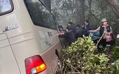 Xe khách chở cán bộ hưu trí lao xuống vực tại Tam Đảo