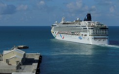 Du thuyền chở 3.000 người lênh đênh trên biển, không nước nào cho cập cảng