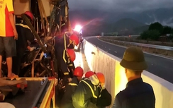 Bản tin TNGT 27/2: Tông vào đuôi xe tải đang gặp sự cố, tài xế cùng phụ xe khách tử vong