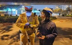 Bị phạt vi phạm nồng độ cồn, tài xế phân trần "uống rượu để ăn cơm ngon hơn"