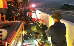 Khánh Hòa: Cảnh sát dùng kìm cắt xe khách đưa lái, phụ xe ra ngoài sau va chạm xe tải