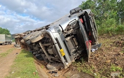 Bản tin TNGT 28/2: Xe đầu kéo mất lái lật ngang đường, tài xế tử vong