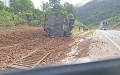 Xác định nguyên nhân xe đầu kéo lật, tài xế tử vong trên tuyến La Sơn - Hòa Liên