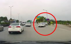 Ô tô suýt đâm nhau vì xe con bất ngờ tạt vào hàng rong trên QL1A