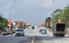 Đề nghị lắp dải phân cách sau vụ ô tô con lấn làn đâm bay 2 cô gái rơi xuống cầu tử vong