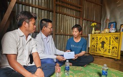 Vợ tử vong sau tai nạn giao thông, chồng làm thuê cả tối  nuôi 4 con ăn học