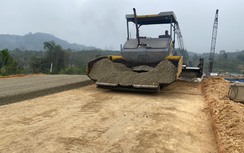 Rải những mét cấp phối đá dăm đầu tiên trên cao tốc Tuyên Quang - Hà Giang