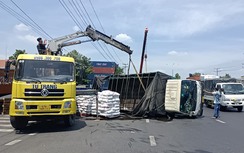 Bình Dương: Xe tải đang ôm cua bất ngờ lật chắn ngang đường