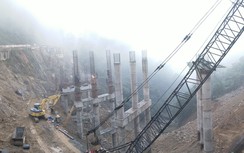 Khẩn trương xây cầu chống sạt lở đường lên cửa khẩu Cầu Treo