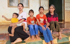 Xót cảnh hai bé gái mồ côi sống nương nhờ dì ruột