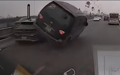 Thiếu quan sát, lái xe leo thẳng lên thân xe 4 chỗ rồi bay ra giữa cầu