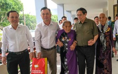 Người dân Cần Thơ xúc động nhận quà, nghe Thủ tướng chúc Tết