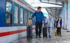 Người dân bắt đầu rời Thủ đô theo tàu về quê ăn Tết