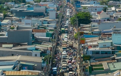 Quốc lộ 50 kẹt cứng, người dân chôn chân giữa trời nắng nóng