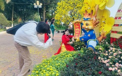 Linh vật rồng ở Đồng Nai phun hoa rực rỡ, hút du khách dịp Tết