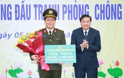 Trao thưởng các đơn vị xuất sắc trong vụ bắt đối tượng cầm dao cướp ngân hàng ở Nghệ An