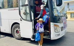 Hàng trăm người bán hàng rong, vé số về quê đón Tết bằng chuyến xe 0 đồng