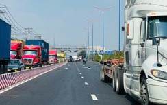Xe đạp lọt gầm xe đầu kéo, người đàn ông tử vong tại chỗ