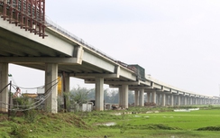 Hình hài cầu vượt sông dài nhất trên cao tốc Bắc - Nam những ngày cận Tết