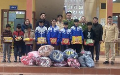 CSGT cùng chính quyền chung tay lo Tết cho người nghèo ở Yên Bái