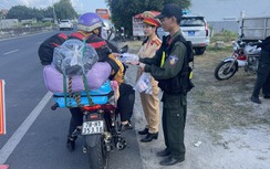 Cảnh sát giao thông Khánh Hòa tiếp sức cho người về quê đón Tết an toàn