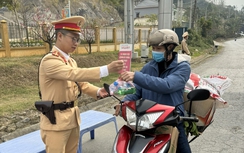 Ấm lòng CSGT hỗ trợ người dân trên đường về Tây Bắc ăn Tết