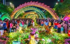 Biển người chen chân ở đường hoa Nguyễn Huệ trong ngày đầu mở cửa