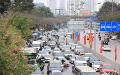 Ngày đầu nghỉ tết Nguyên đán, cửa ngõ Hà Nội vẫn ken đặc người xe