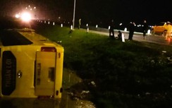 Xe giường nằm chở 39 khách lao xuống ruộng, lật nghiêng sau va chạm xe 4 chỗ ở Quảng Trị