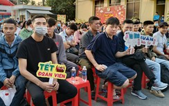 Người dân về quê được tặng vé tàu xe, ở lại được trao quà đón Tết
